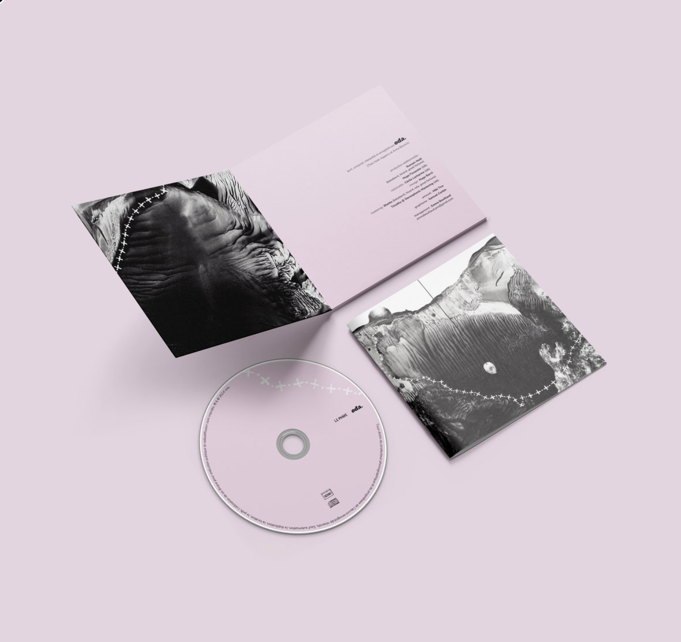 Le Phare, CD, pochette et livret déplié sur fond rose pâle